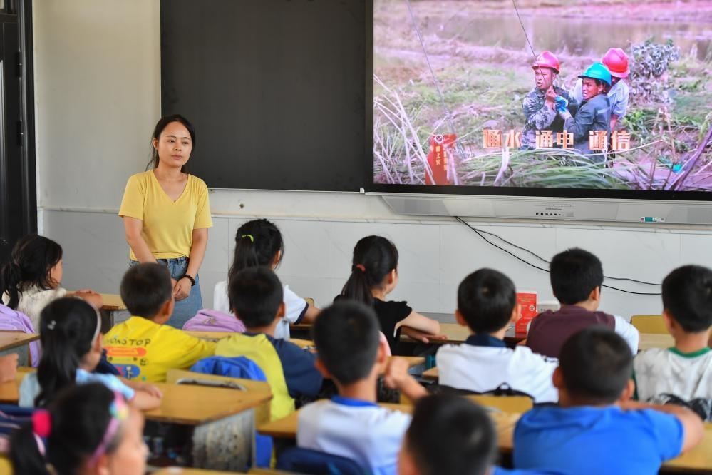 今年夏天，湖南華容縣等地遭受洪澇災害。9月，華容縣一所學校，老師通過講述防災救災故事，引導孩子們知情、共情，汲取成長的力量。