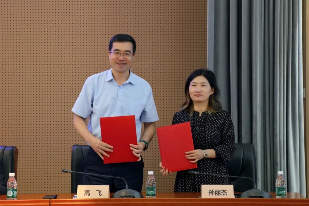 外交學(xué)院副院長(zhǎng)高飛與中國(guó)國(guó)際科學(xué)技術(shù)合作協(xié)會(huì)執(zhí)行副會(huì)長(zhǎng)兼秘書長(zhǎng)孫麗杰簽署戰(zhàn)略合作備忘錄并啟動(dòng)科技外交官搖籃計(jì)劃。主辦方供圖