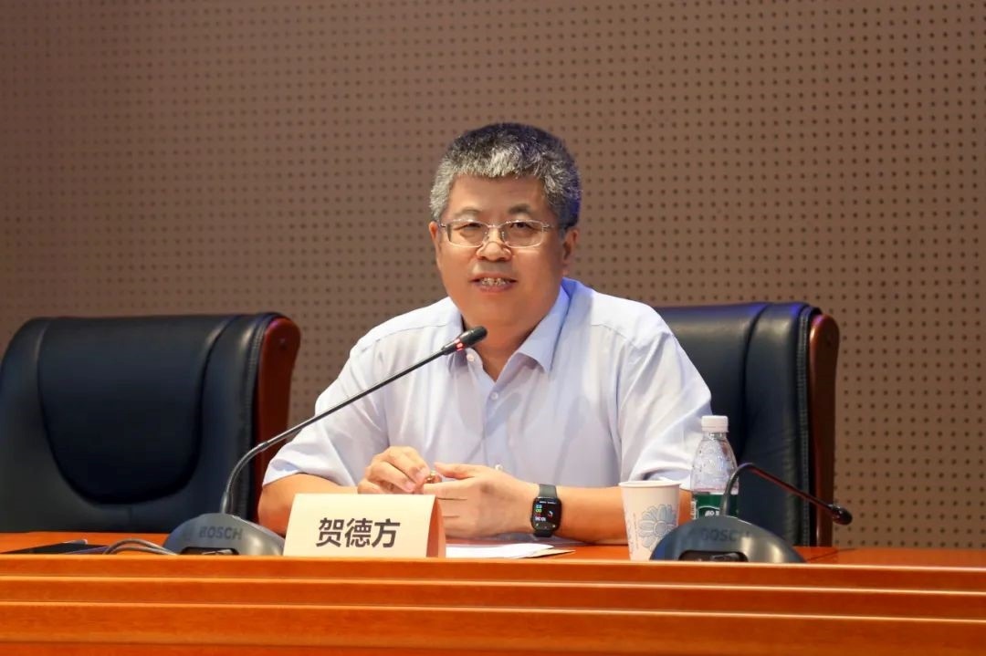 國(guó)務(wù)院參事、科技部原副秘書長(zhǎng)、中國(guó)科技評(píng)估與成果管理研究會(huì)理事長(zhǎng)賀德方致辭。主辦方供圖