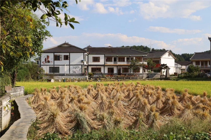 傳統(tǒng)的黔北村莊風貌同現(xiàn)代民居元素相融合，人文風光與生態(tài)自然風景相結合，人與自然和諧共生。（俄羅斯《中國與俄羅斯》雜志社社長奧列格·別列日內赫攝）