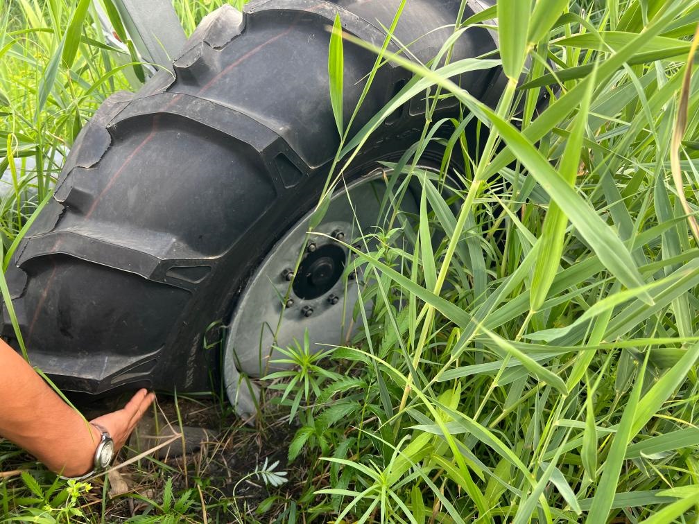 林甸縣一處大型噴灌設(shè)備癟了的輪胎。新華社記者董寶森攝