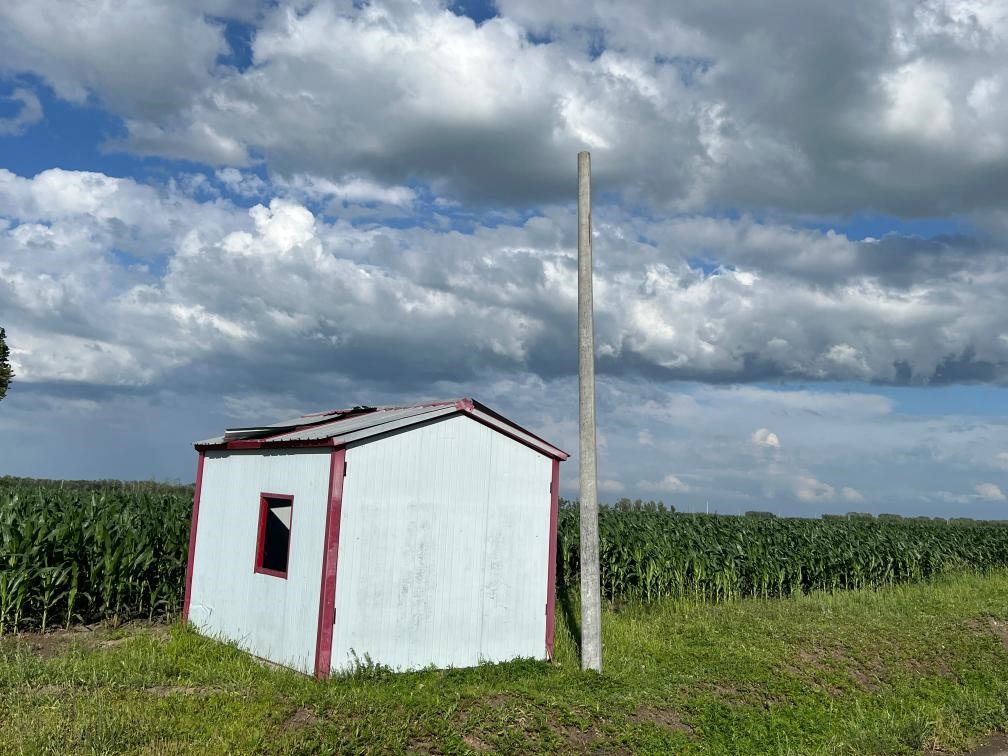 林甸縣一處保護(hù)水源井的鐵皮房出現(xiàn)破損，未見配套設(shè)備。新華社記者董寶森攝