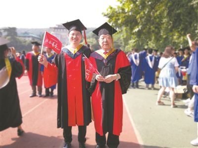 圖為李德仁（右）和學生肖雄武的合影。 肖雄武供圖