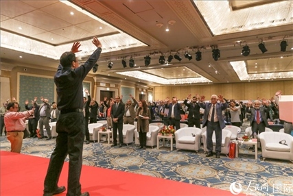 孫武權現(xiàn)場表演中醫(yī)傳統(tǒng)功法易筋經(jīng)。人民網(wǎng)記者黃培昭攝