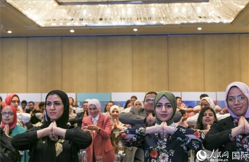 活動現(xiàn)場，埃及民眾跟著孫武權體驗中醫(yī)傳統(tǒng)功法易筋經(jīng)。人民網(wǎng)記者黃培昭