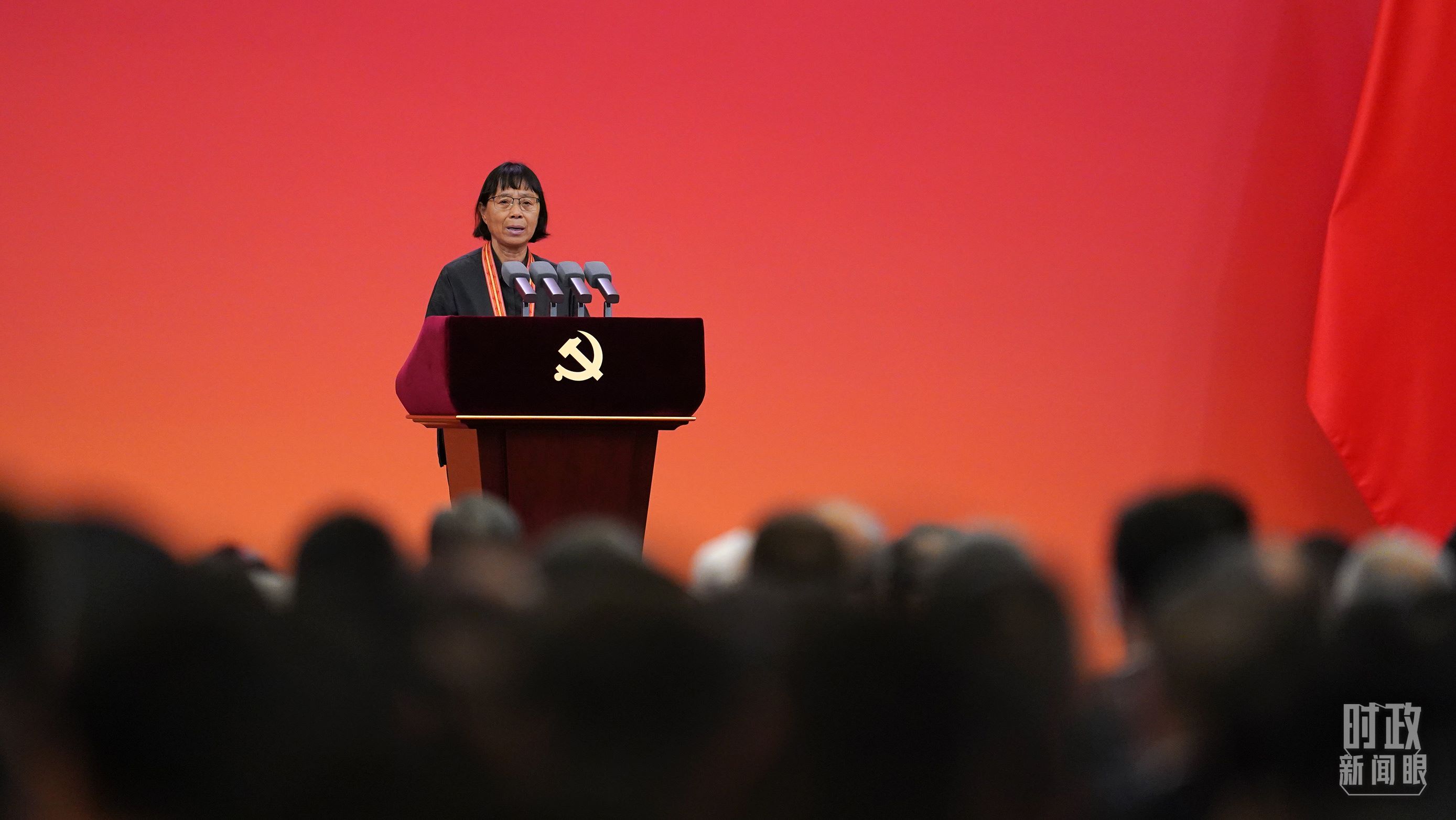  △2021年6月，幫助數(shù)千名貧困山區(qū)女孩圓夢大學(xué)的人民教師張桂梅，代表“七一勛章”獲得者發(fā)言。（總臺國廣記者李晉拍攝）