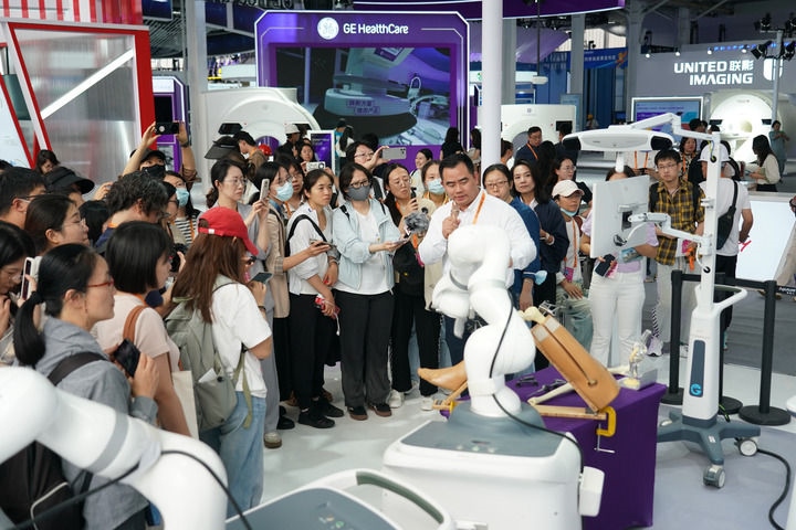 2024年9月11日，記者在服貿會首鋼園區(qū)健康衛(wèi)生服務館采訪。新華社記者 張晨霖 攝