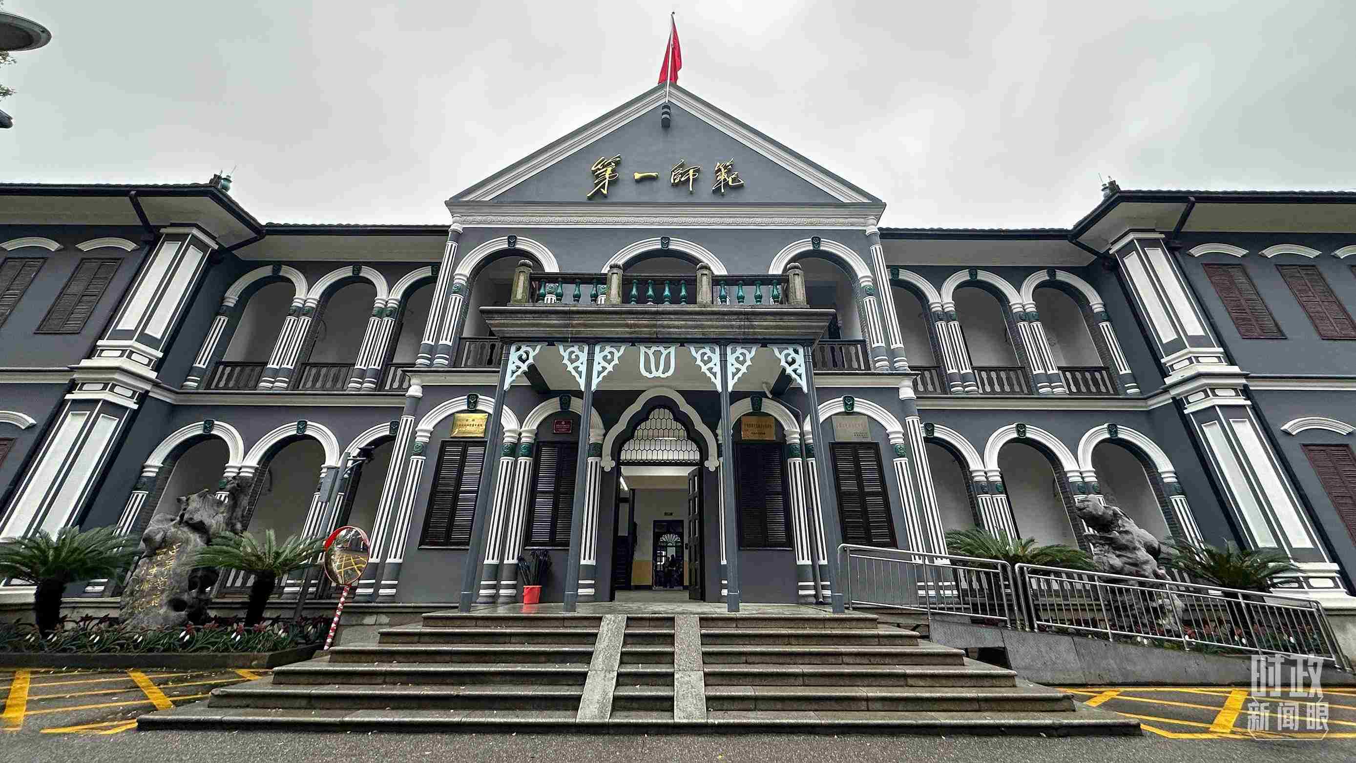  △2024年3月，習(xí)近平來到湖南第一師范學(xué)院（城南書院校區(qū)）考察。當(dāng)時他說，國家要強(qiáng)大，必須辦好教育。（總臺央視記者覃思拍攝）