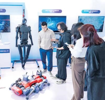 普陀區(qū)“中華武數(shù)”科創(chuàng)集市上，展位工作人員在向觀眾展示機(jī)器人。資料圖片