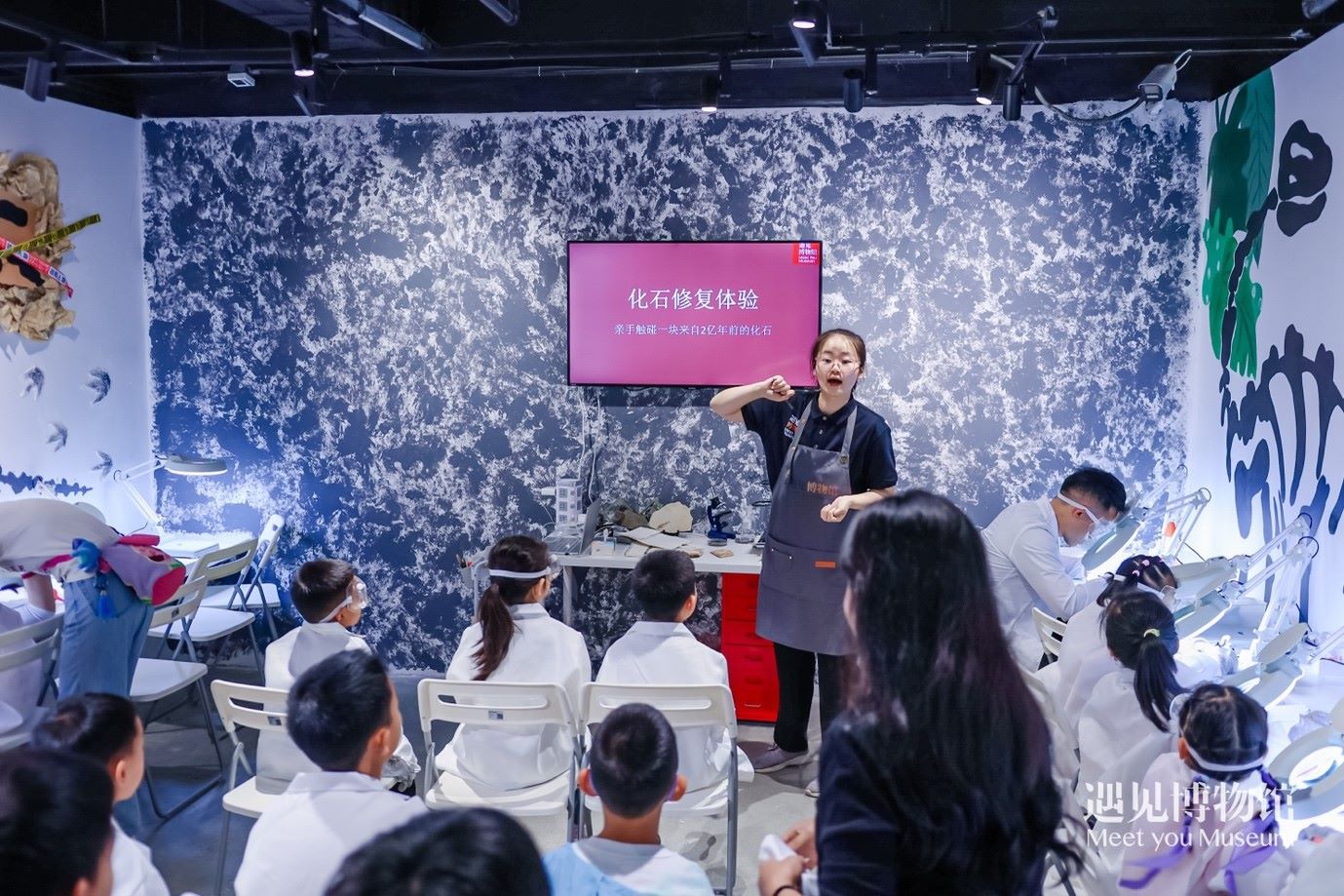 3. 小朋友們在“2億年的地球記憶——恐龍化石特展”體驗當(dāng)“小小科學(xué)家”。遇見博物館供圖