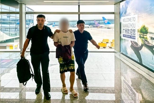 一名潛逃柬埔寨的犯罪嫌疑人被押解回國(guó)。公安部供圖