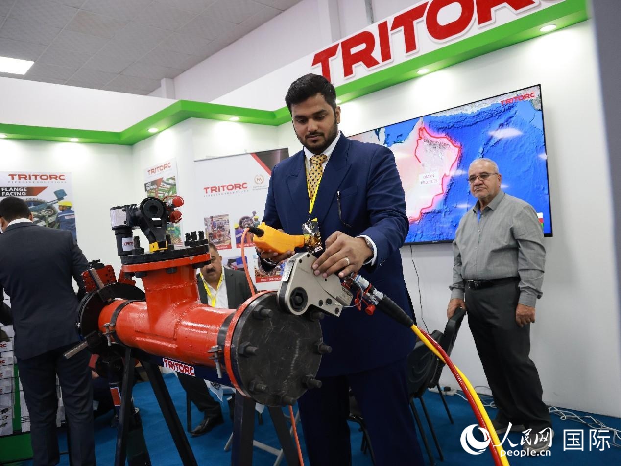 圖為一家油企工作人員在演示儀器操作。人民網(wǎng)記者管克江攝