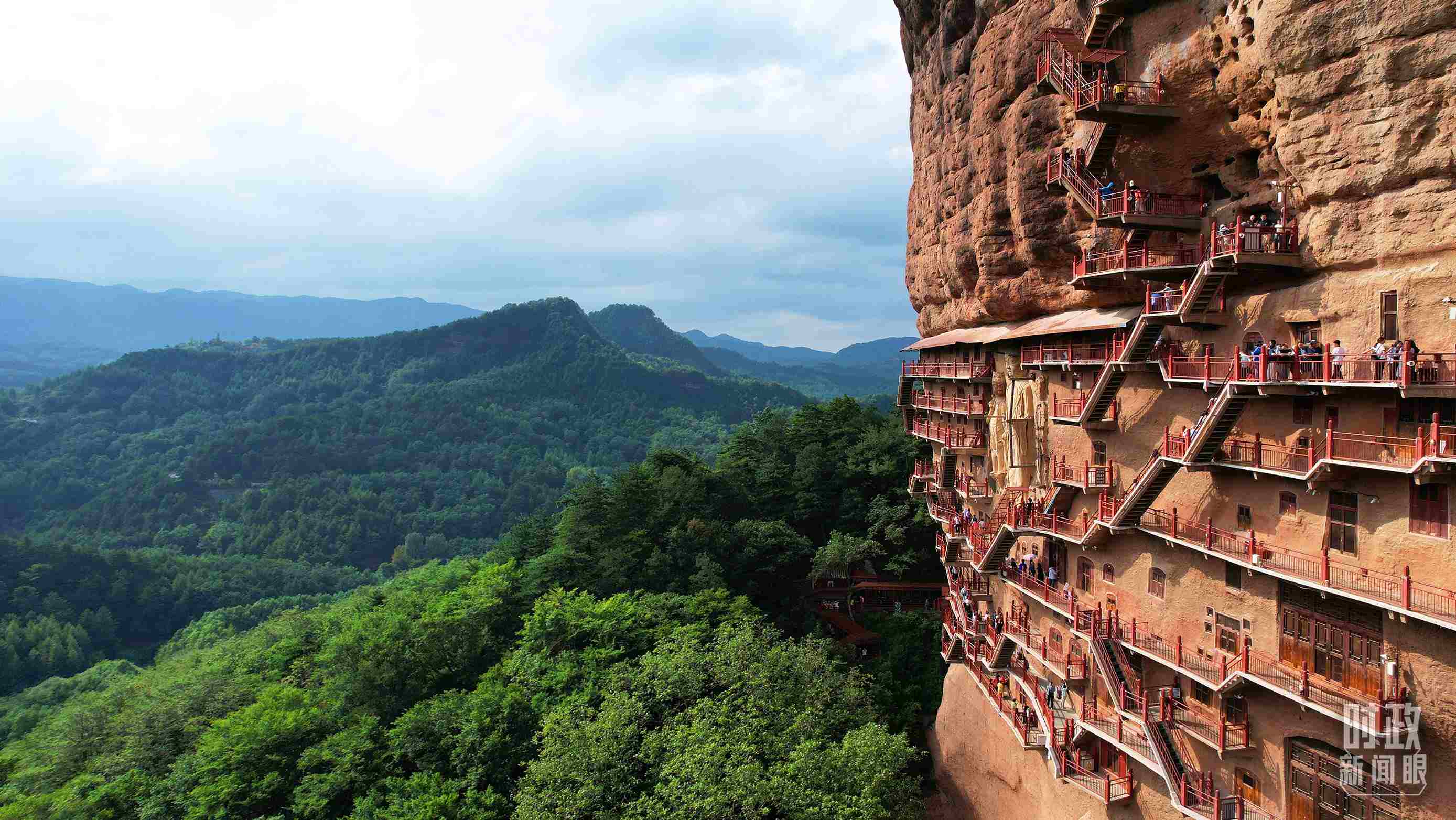 △ 麥積山石窟。（總臺(tái)記者馬凌峰拍攝）