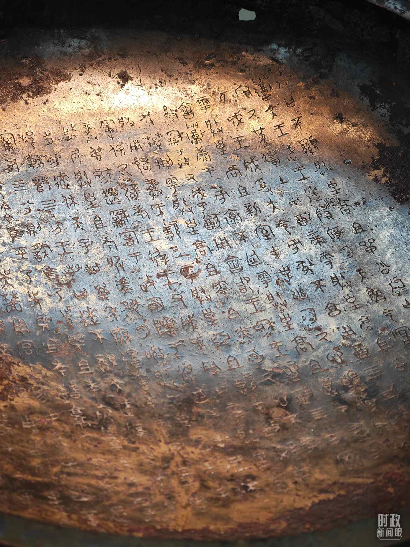 △ 寶雞青銅器博物院內(nèi)展陳——逨盤。（總臺(tái)央視記者丁欣、彭漢明拍攝）