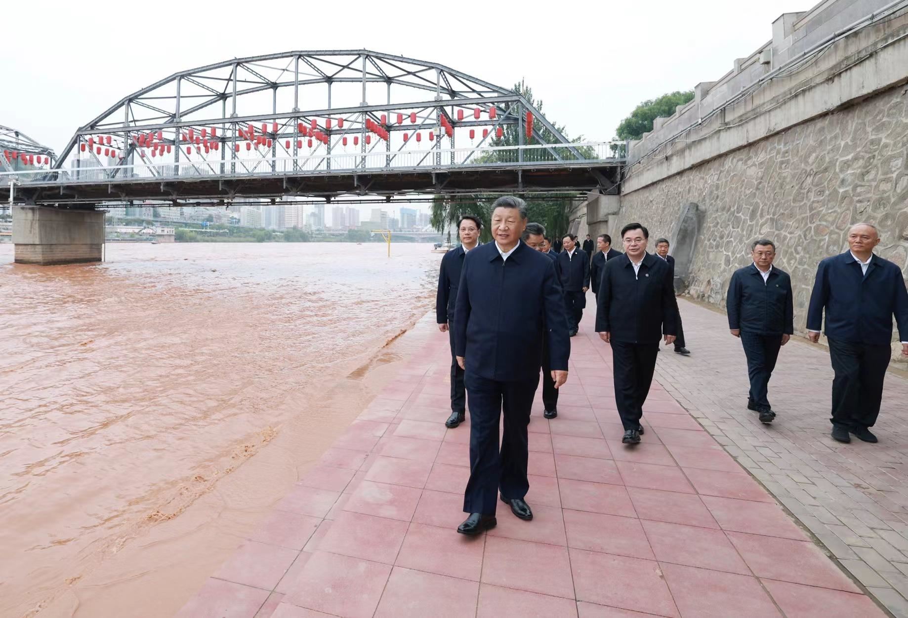 △9月11日下午，甘肅蘭州市黃河蘭州中山橋段，習近平總書記了解當?shù)赝苿狱S河流域生態(tài)保護等情況。