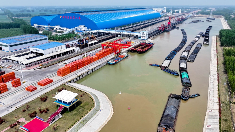 2024年4月24日，船舶行駛在山東濟(jì)寧港航梁山港航道上（無人機(jī)照片）。近年來，山東省加快構(gòu)建沿黃陸海大通道，有效促進(jìn)黃河流域各省區(qū)物流降本增效，實(shí)現(xiàn)更高水平對(duì)外開放。