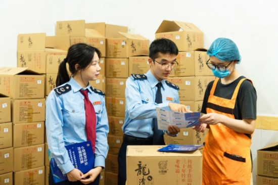 國家稅務(wù)總局平樂縣稅務(wù)局青年服務(wù)隊(duì)深入本土月餅生產(chǎn)銷售企業(yè)，精準(zhǔn)推送適用稅惠政策，為香甜的月餅增添“稅滋味”。任斯林?jǐn)z