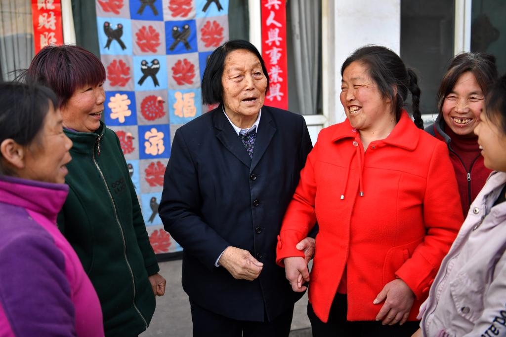 2019年3月23日，申紀(jì)蘭（左三）在山西省平順縣西溝村與村民分享全國(guó)兩會(huì)精神。新華社記者 曹陽(yáng) 攝