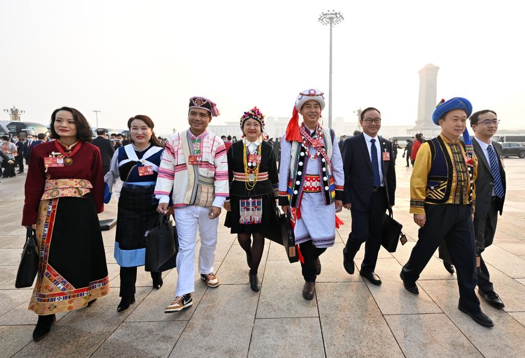 2023年3月5日，第十四屆全國(guó)人民代表大會(huì)第一次會(huì)議在北京人民大會(huì)堂開(kāi)幕。這是全國(guó)人大代表走向會(huì)場(chǎng)。新華社記者 陳益宸 攝