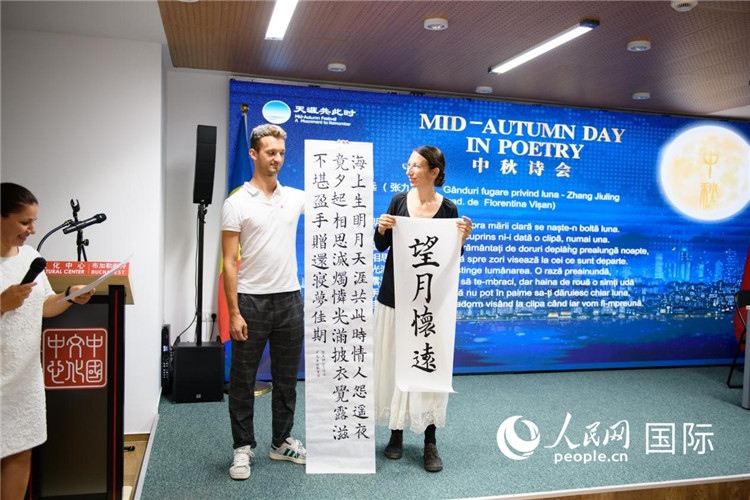 現(xiàn)場的羅馬尼亞書法愛好者書寫并展示作品。傅永山攝