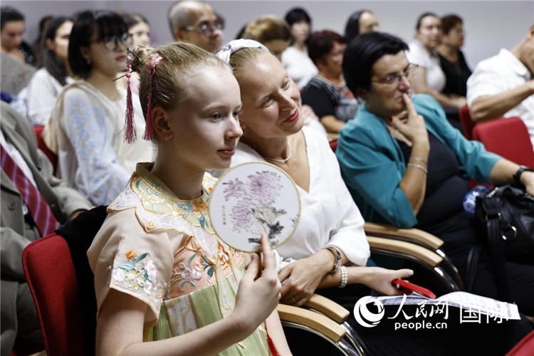 現(xiàn)在嘉賓觀看表演。傅永山攝