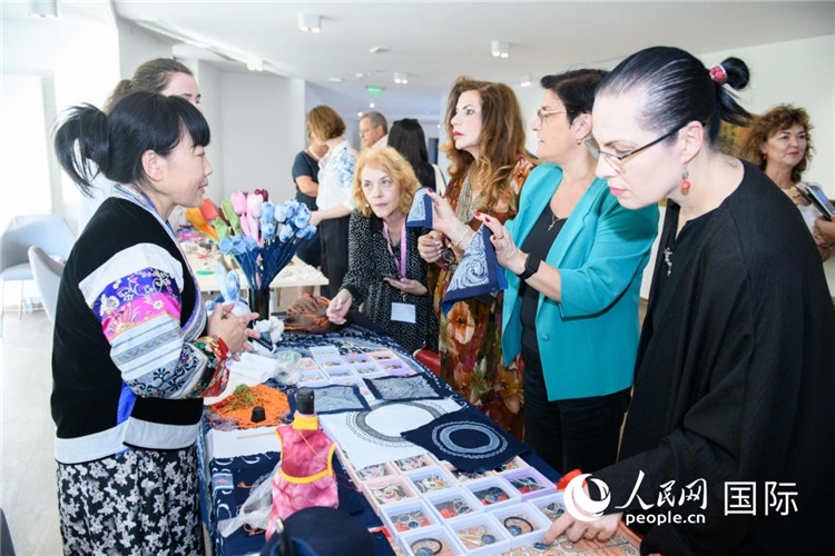 蠟染展示。傅永山攝