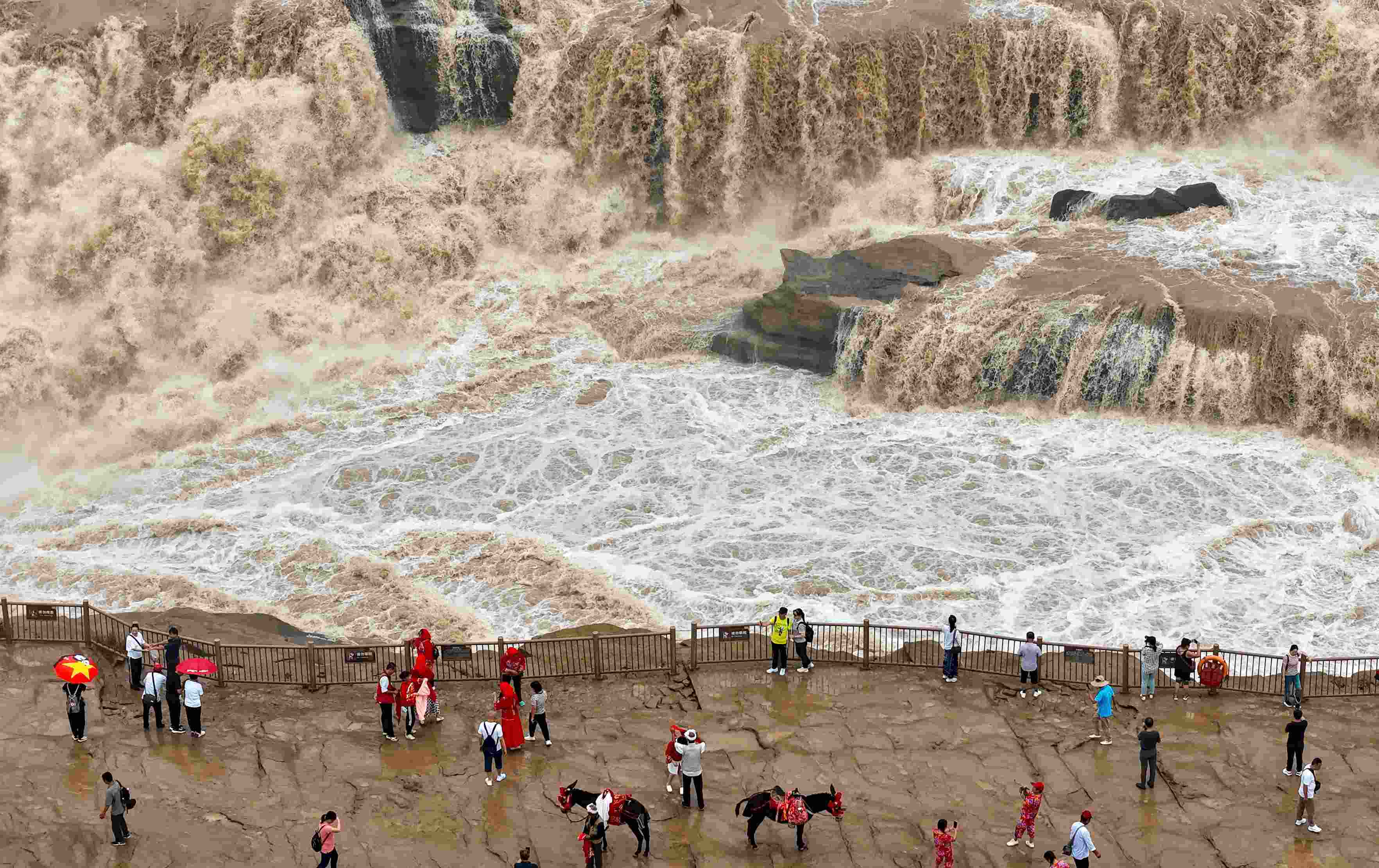 △9月9日，游客在黃河壺口瀑布景區(qū)游覽。