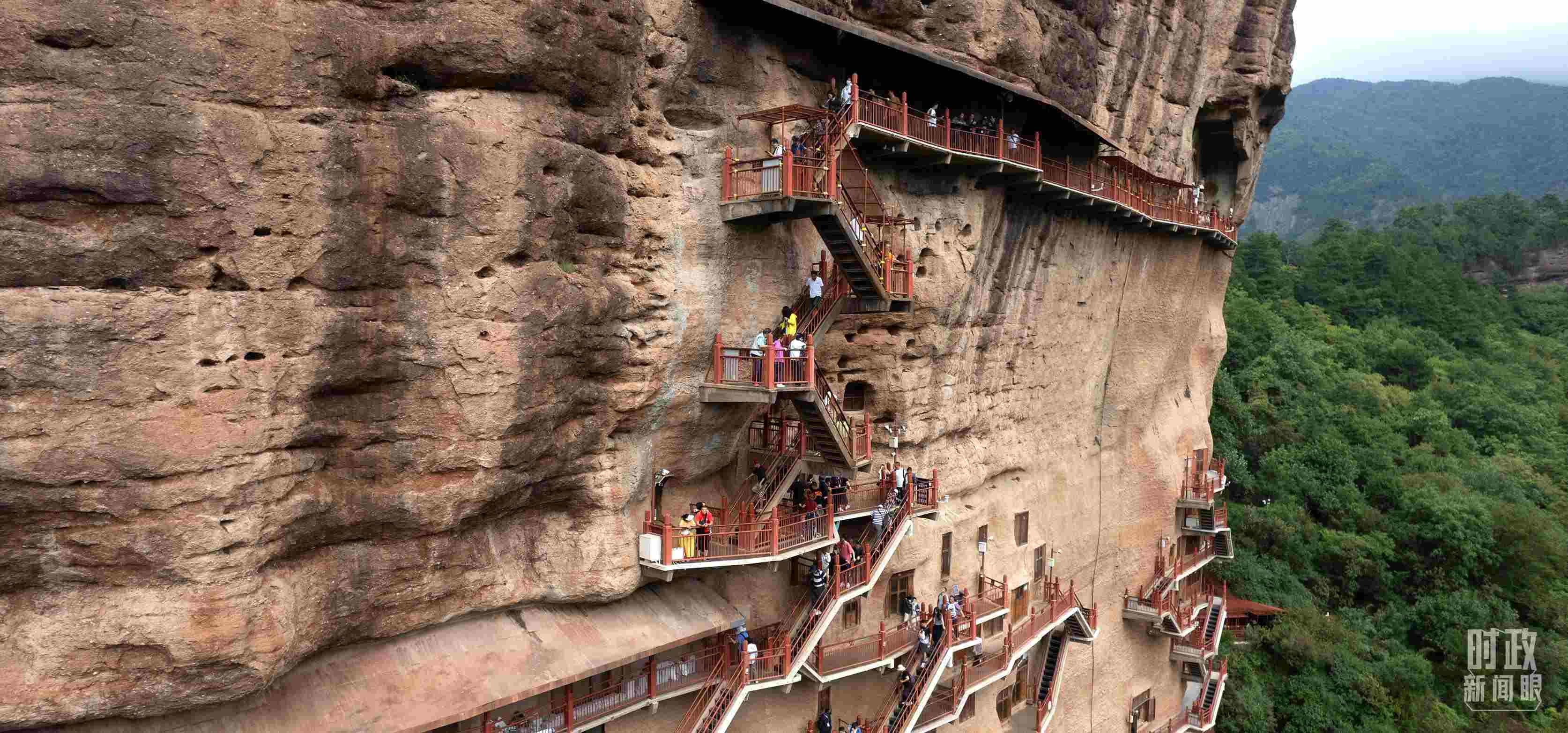 △麥積山石窟是國家5A級旅游景區(qū)，2024年上半年累計接待游客57萬人。（總臺國廣記者李晉拍攝）