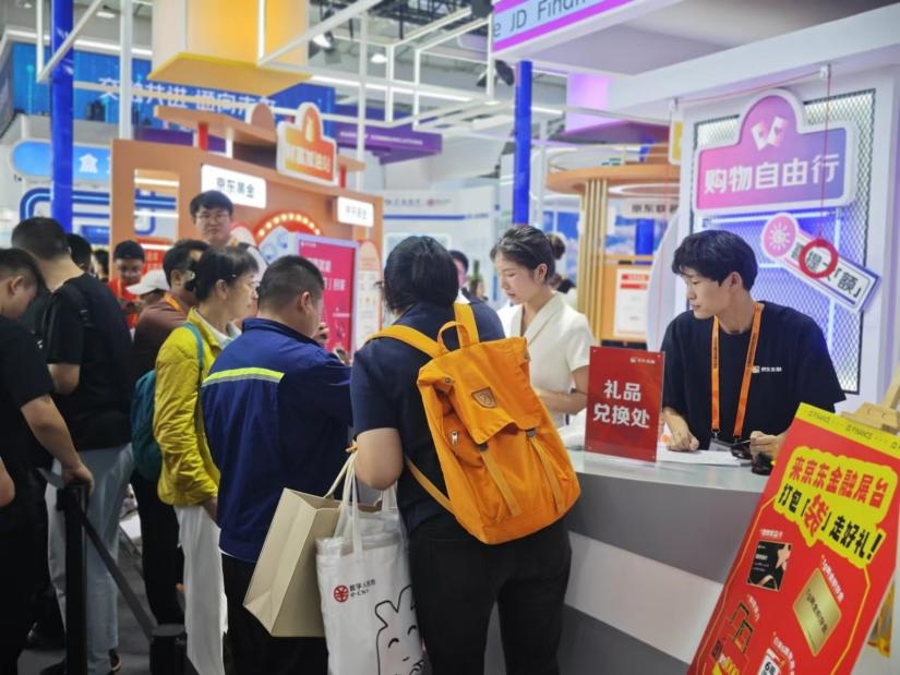 觀眾在金融服務(wù)展區(qū)體驗(yàn)展臺(tái)的互動(dòng)活動(dòng)。人民網(wǎng)記者 黃盛攝