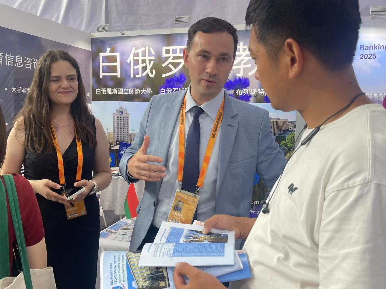 觀眾在展臺(tái)咨詢。人民網(wǎng)記者 何旭攝