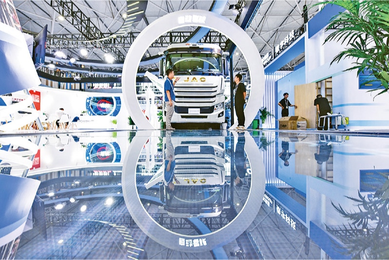 黨的二十屆三中全會提出，加快構(gòu)建促進數(shù)字經(jīng)濟發(fā)展體制機制，完善促進數(shù)字產(chǎn)業(yè)化和產(chǎn)業(yè)數(shù)字化政策體系。2024年8月28日至30日，2024中國國際大數(shù)據(jù)產(chǎn)業(yè)博覽會在貴州貴陽舉辦。圖為工作人員在介紹無人駕駛重型卡車。 新華社記者 楊文斌/攝