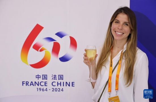 9月12日，工作人員在服貿(mào)會法國國家館展示香檳酒。新華社記者 戚曉毅 攝