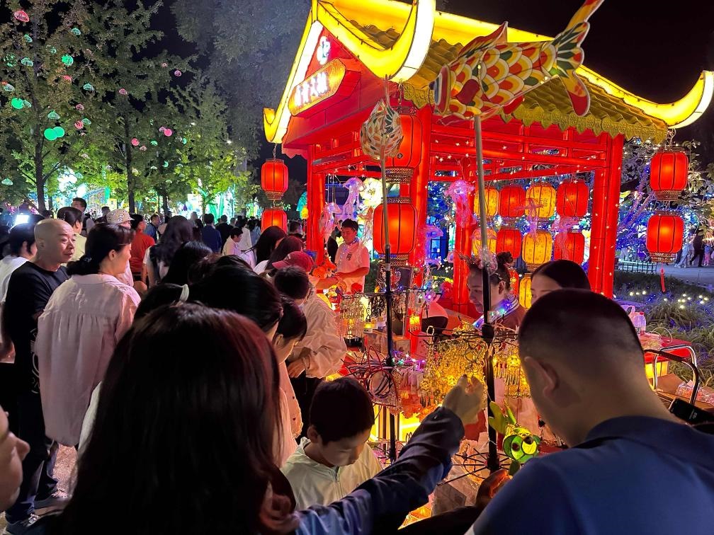 市民游客在2024年北京中秋國慶彩燈游園會(huì)上選購特色文創(chuàng)商品。新華社記者楊淑君 攝