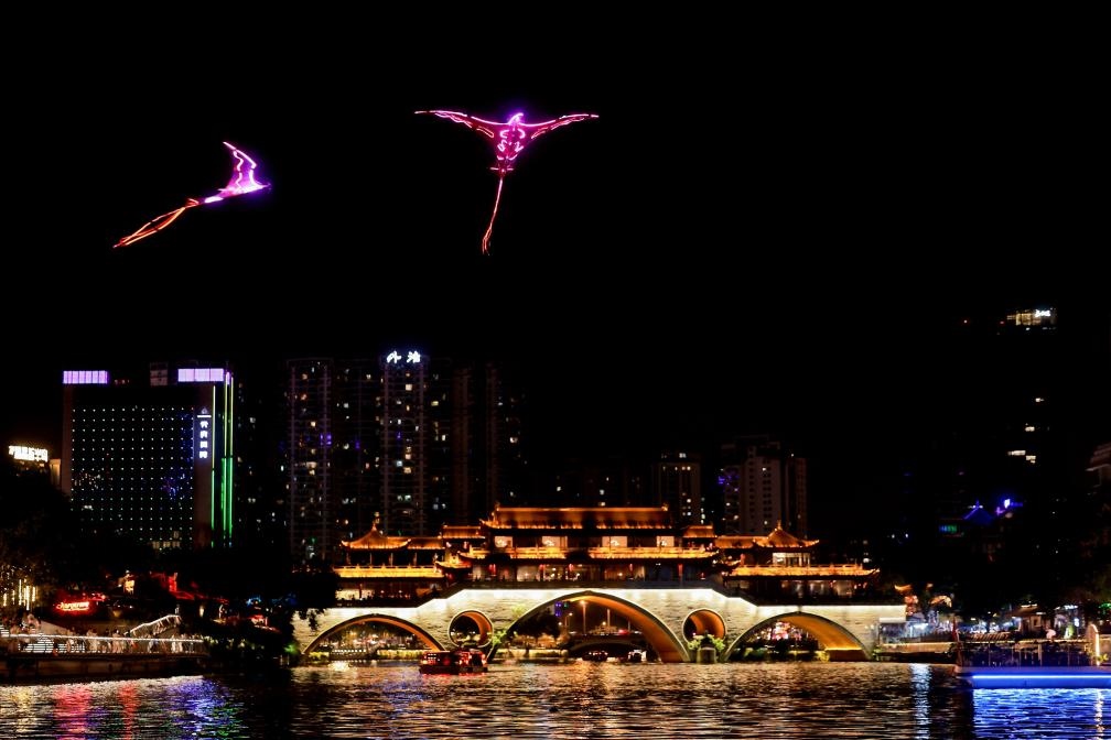 成都“夜游錦江”低空飛行裝置與游船伴飛。（唐斌治 攝）