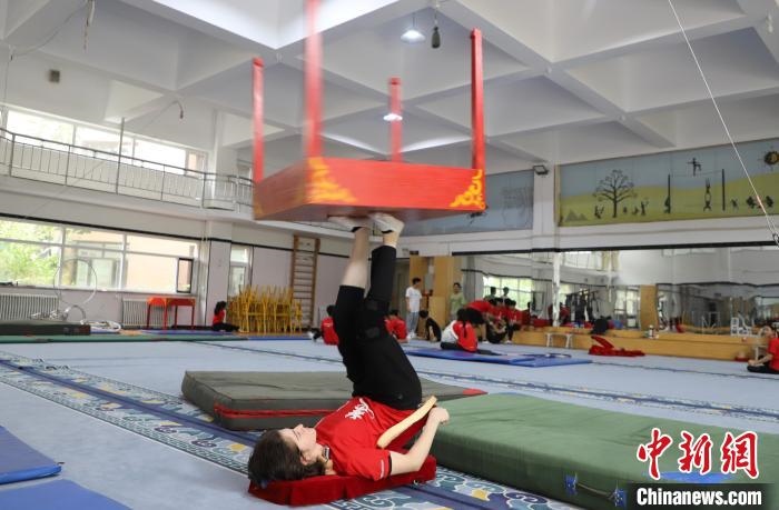 9月13日，美國雜技學(xué)員杰克正在中國“雜技之鄉(xiāng)”吳橋練習(xí)“蹬技”。 馬天龍 攝