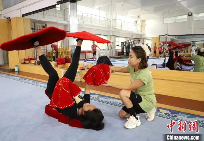 9月13日，來自老撾的紅姆(右)指導(dǎo)學(xué)員雜技動作。 馬天龍 攝