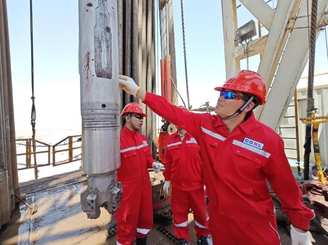 工作人員檢查“璇璣”狀況。中海油服供圖