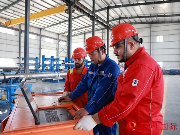 工作人員正對(duì)“璇璣”進(jìn)行維保。人民網(wǎng)記者 管克江攝