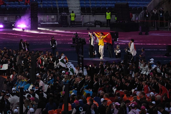 中國選手登上最高領(lǐng)獎臺。人民網(wǎng)記者 于超凡攝