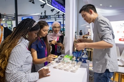 觀眾正在品嘗伊朗的藏紅花茶。人民網(wǎng)記者 翁奇羽攝