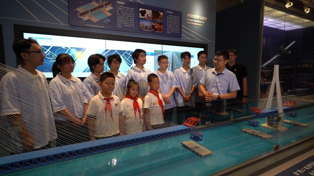 哈爾濱工業(yè)大學(xué)交通學(xué)院教師李順龍?jiān)谥袊鴺蛄翰┪镳^進(jìn)行課程思政與橋梁科普。新華社發(fā)（張潤 攝）