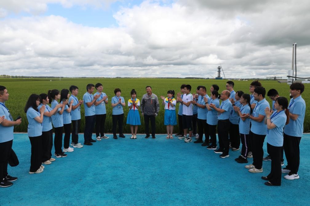 哈爾濱工業(yè)大學(xué)邀請農(nóng)業(yè)專家周德華為學(xué)生講授水稻種植的故事。新華社發(fā)