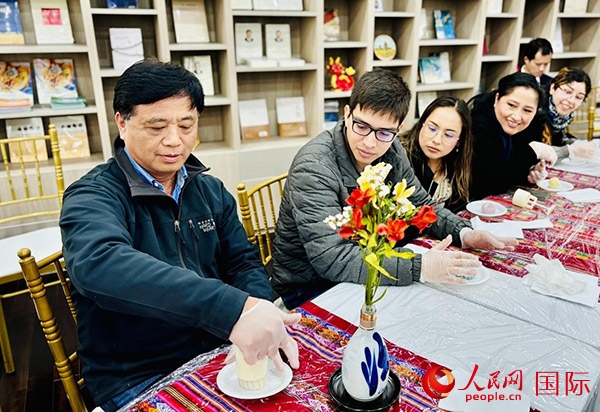 前來參加活動的利馬居民共同制作冰皮月餅。人民網(wǎng)記者 宋亦然攝