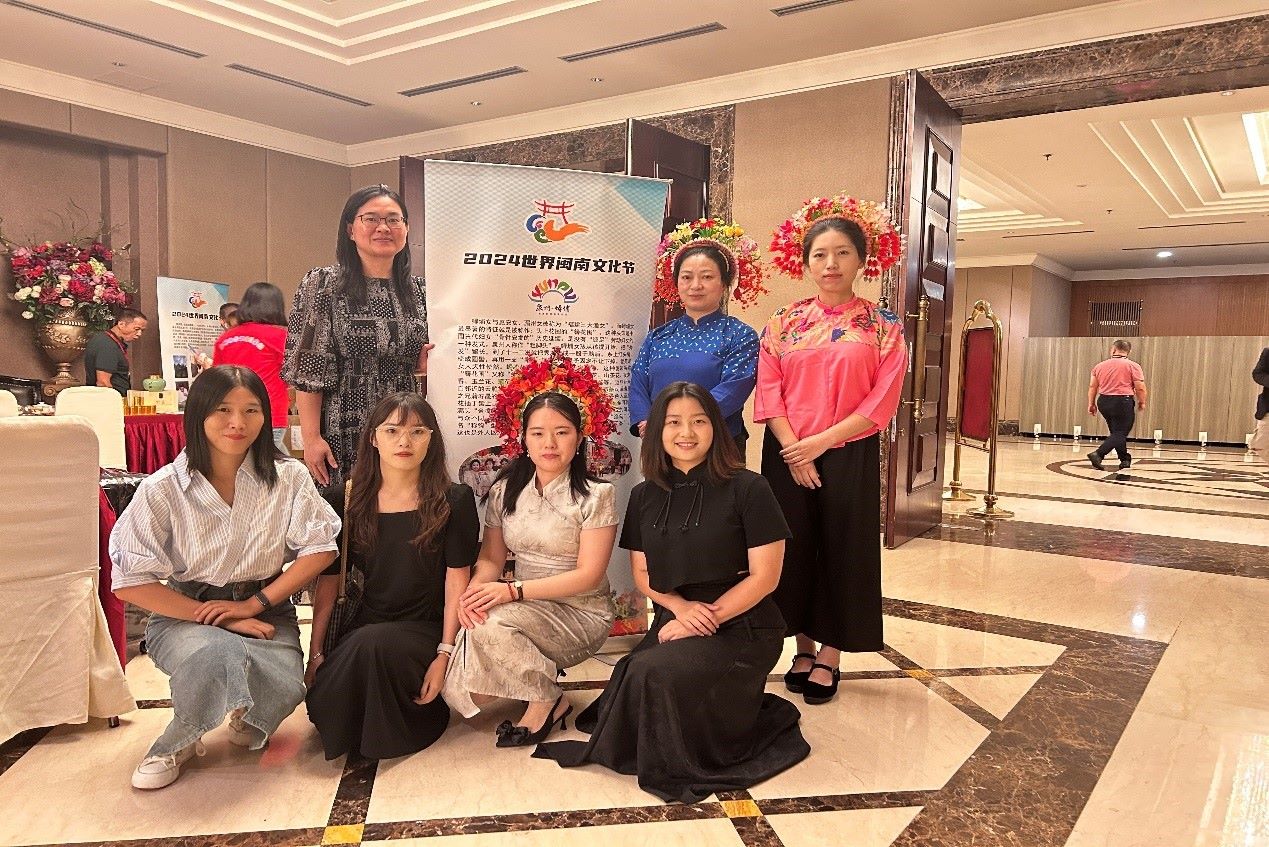 阿拉扎大學孔子學院老師和簪花圍傳承人合影。阿拉扎大學孔子學院供圖