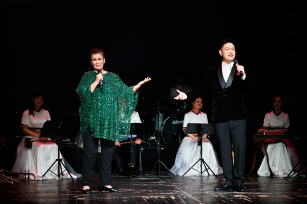 中羅歌唱家合唱《摩爾多瓦的玫瑰》。傅永山 攝