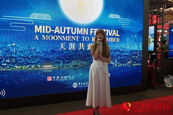 開幕式上，法國(guó)女歌手演唱中文歌曲《但愿人長(zhǎng)久》。人民網(wǎng)記者 尚凱元攝