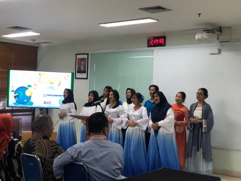 阿拉扎大學(xué)中文系學(xué)生演唱中文歌曲。活動主辦方供圖