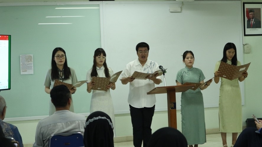 阿拉扎大學(xué)孔子學(xué)院志愿者教師表演詩朗誦?；顒又鬓k方供圖