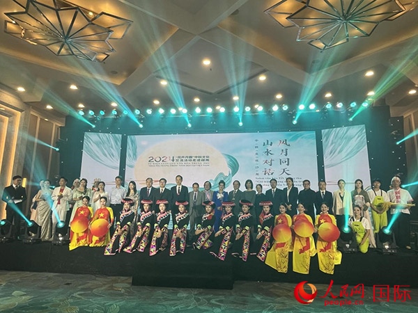 兩國嘉賓與中越藝術(shù)家現(xiàn)場合影。人民網(wǎng)記者 楊曄攝