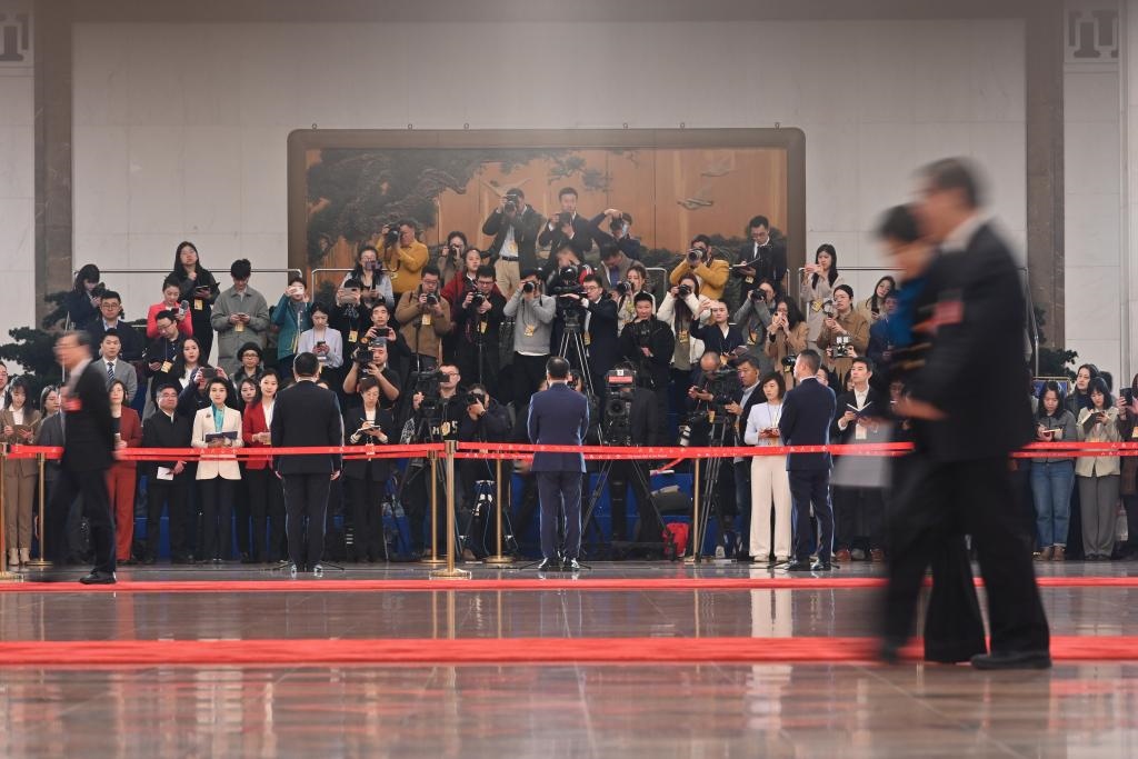 2024年3月10日，全國政協(xié)十四屆二次會(huì)議第三場“委員通道”集體采訪活動(dòng)在北京人民大會(huì)堂舉行。新華社記者 宋為偉 攝